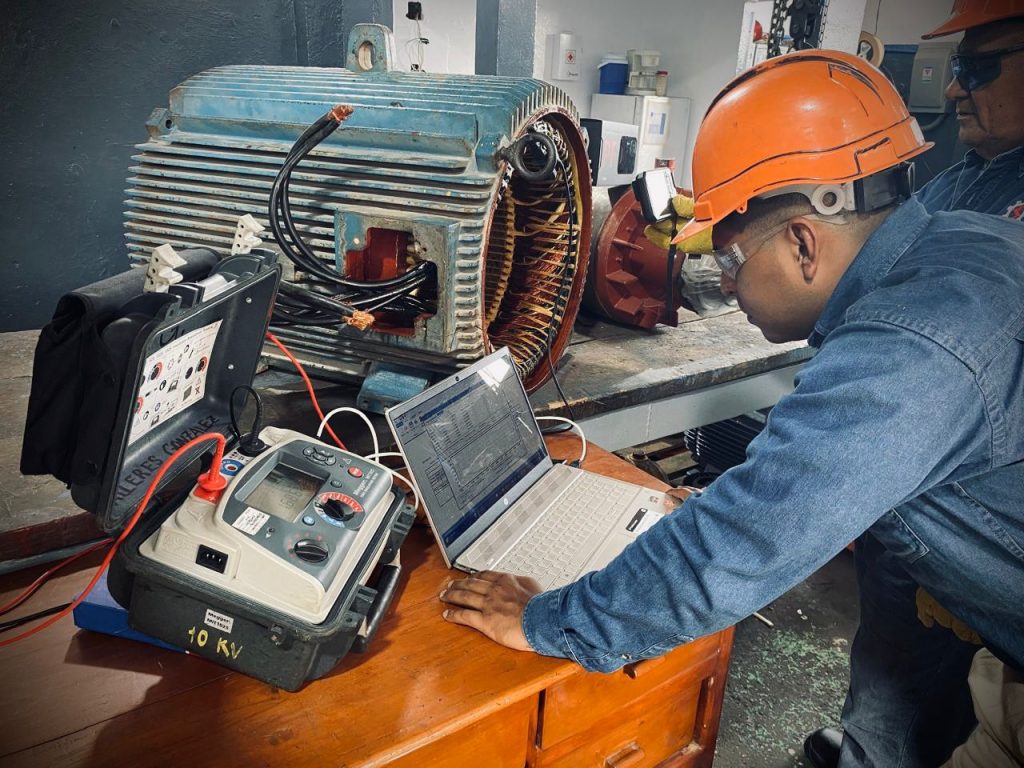 Análisis y medición eléctrica en motor industrial durante proceso de mantenimiento